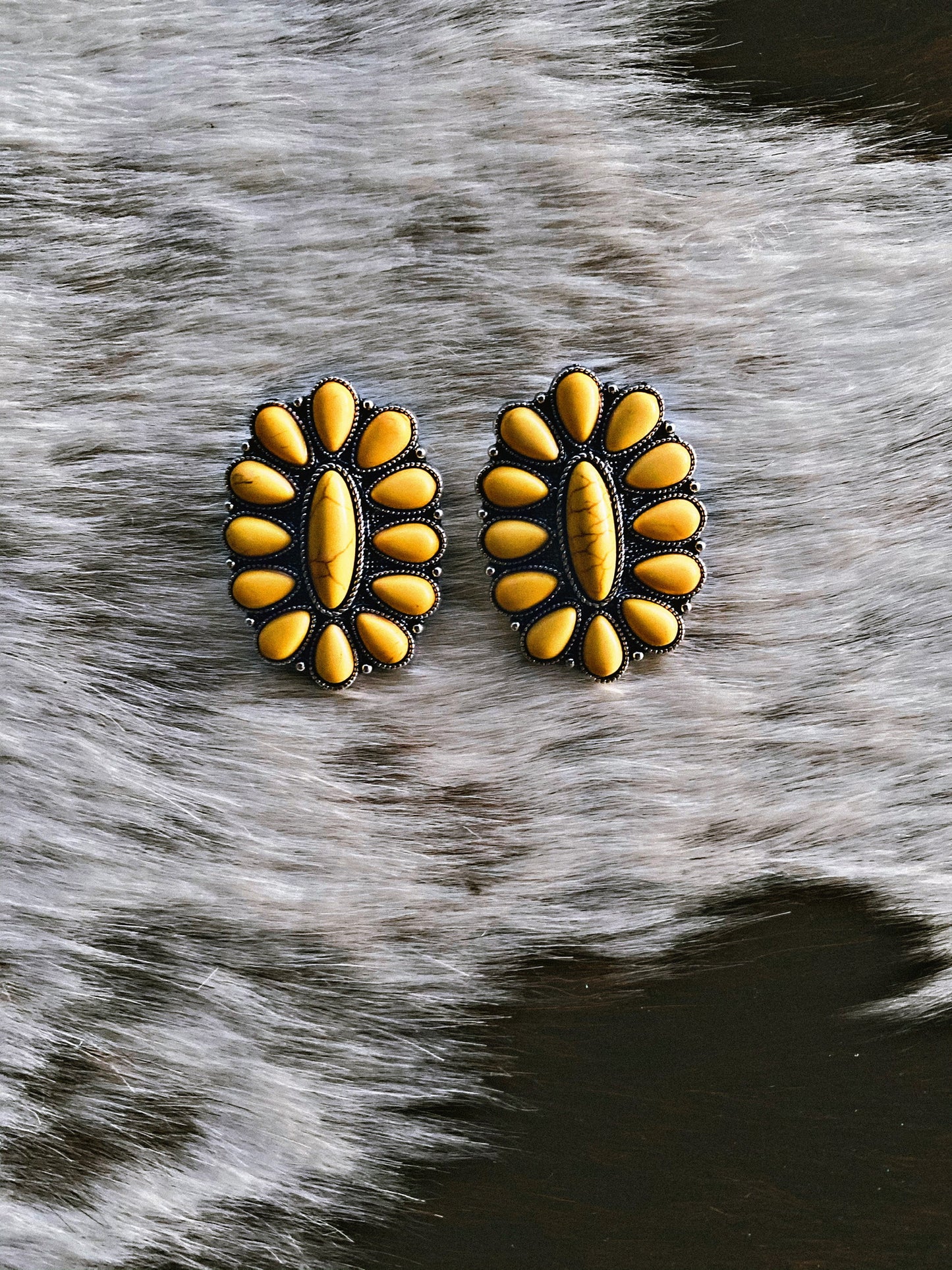 Yellow Stone Beaded Silvertone Scalloped Oval Earrings